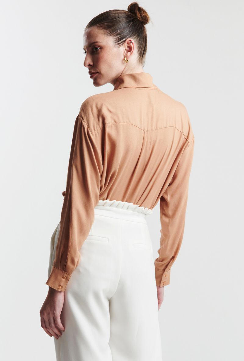 camisa-nervuras-nude-costas