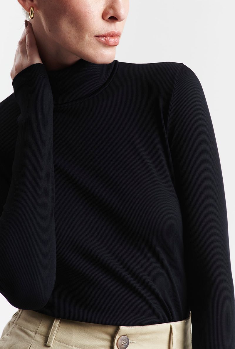 blusa-canelada-gola-alta-preto-detalhes