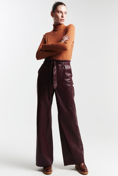 Calça Couro Pantalona Lindi Bordeaux