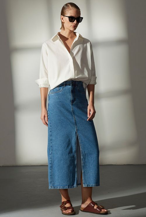 Saia Auri midi jeans com fenda jeans medio