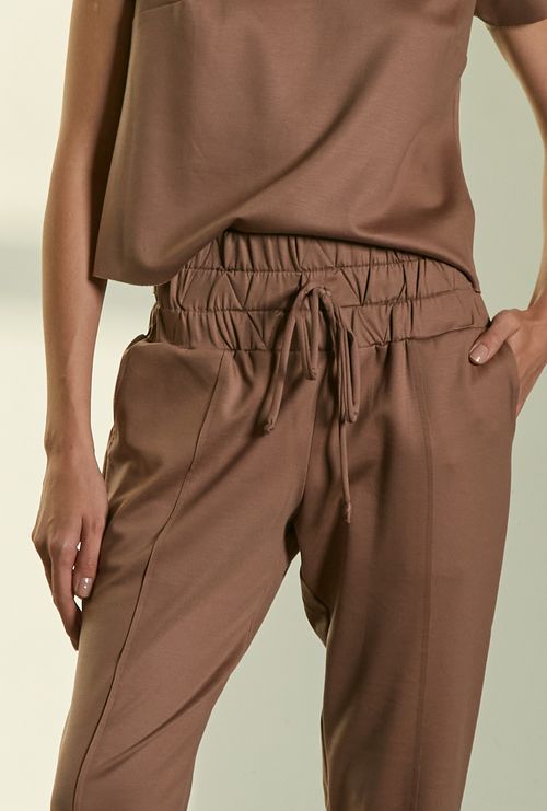 Calça Moudânia em lyocell avelã