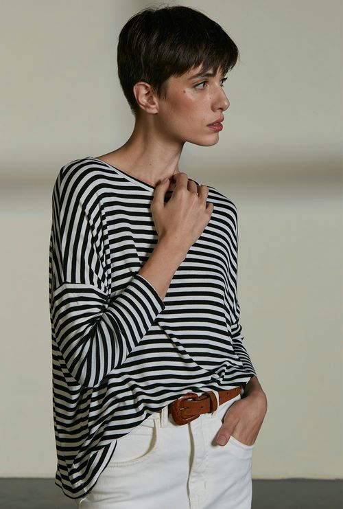 Blusa peratia em viscose ampla listrada listra preta