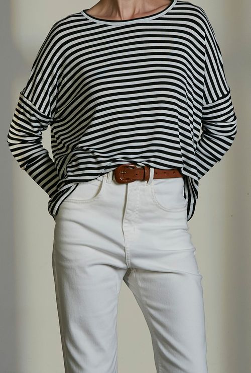 Blusa peratia em viscose ampla listrada listra preta
