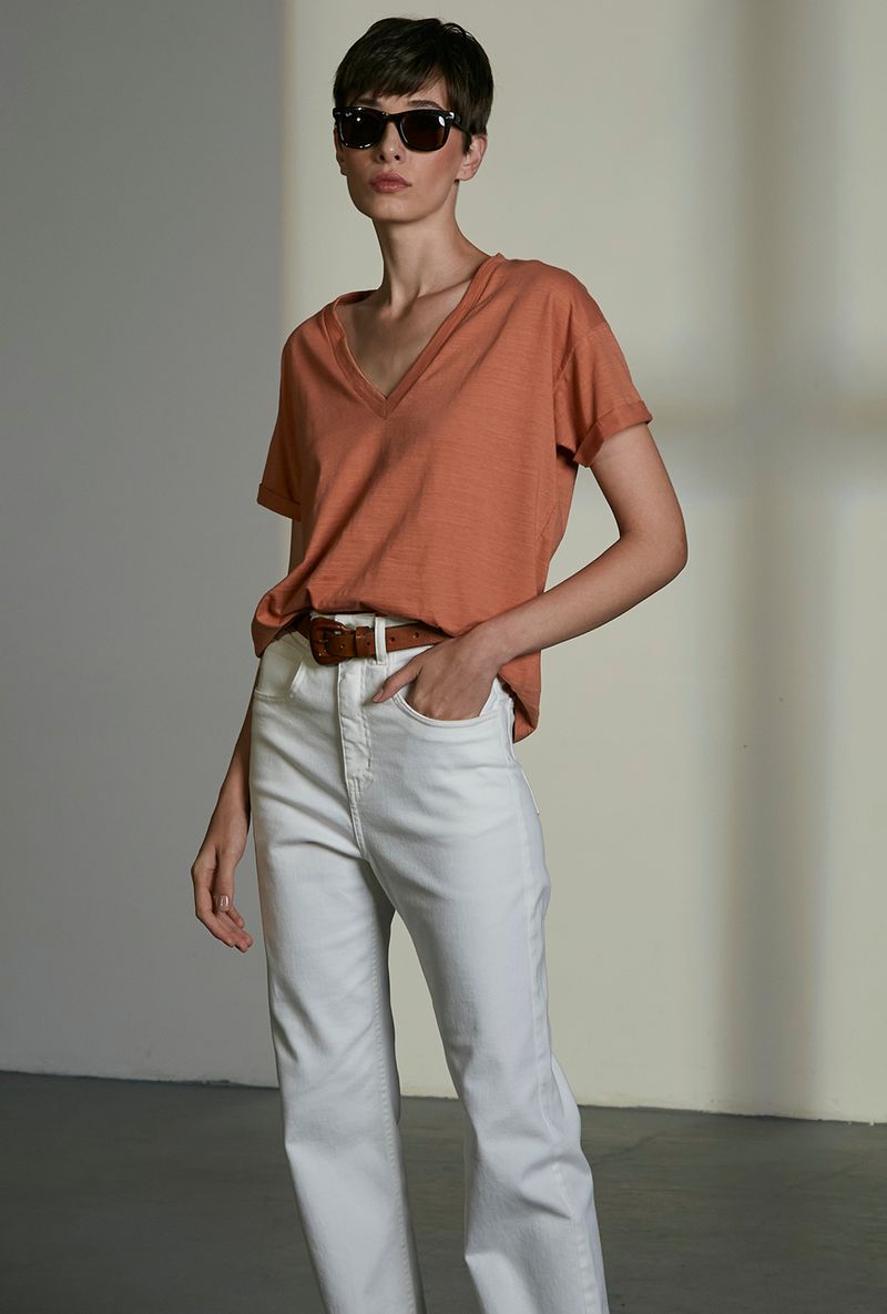 T-shirt-Belona---terracota---frente-look-2---plano-americano