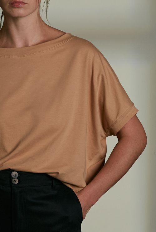 Blusa Meros gola canoa e manga curta camelo