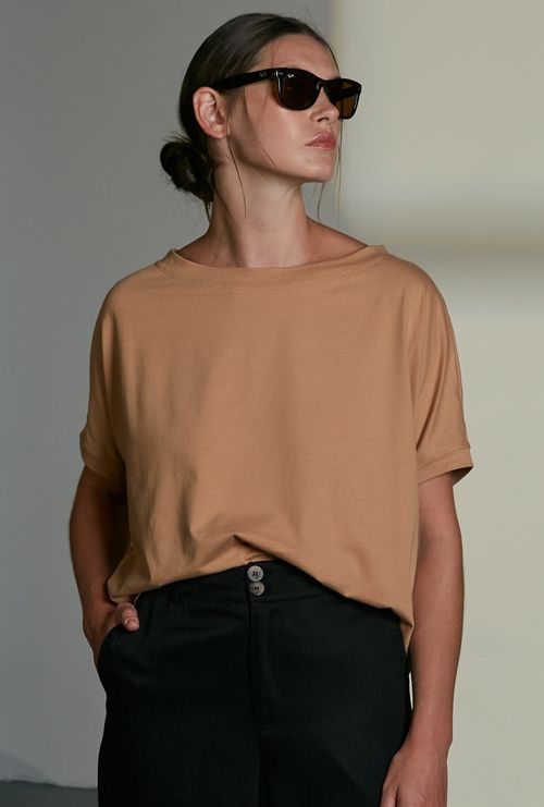 Blusa Meros gola canoa e manga curta camelo