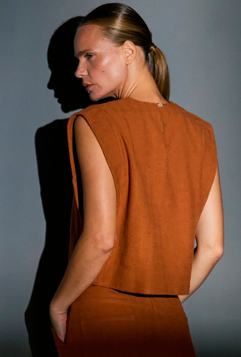 BLusa-Bikar---camelo---costas