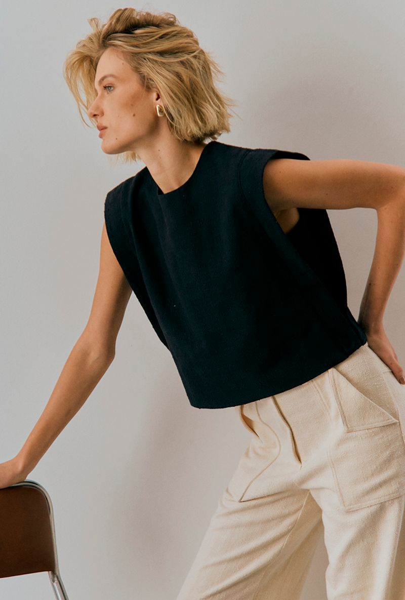 Blusa-Bikar---preta---lateral-cadeira