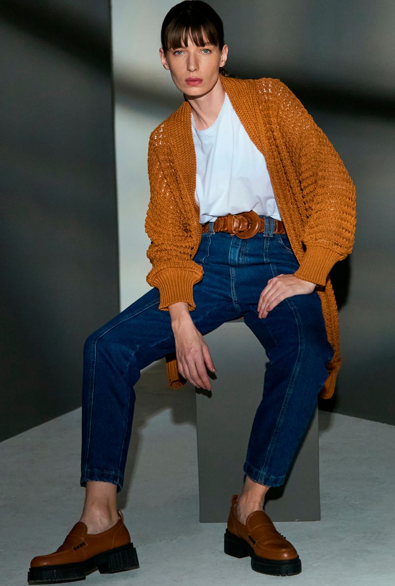 Cardigan-Bibak---caramelo---sentada