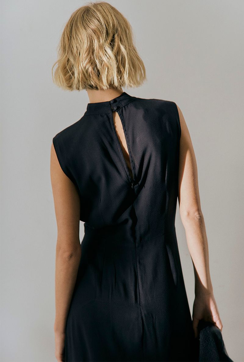 vestido-vesuvio---preto---costas-zoom