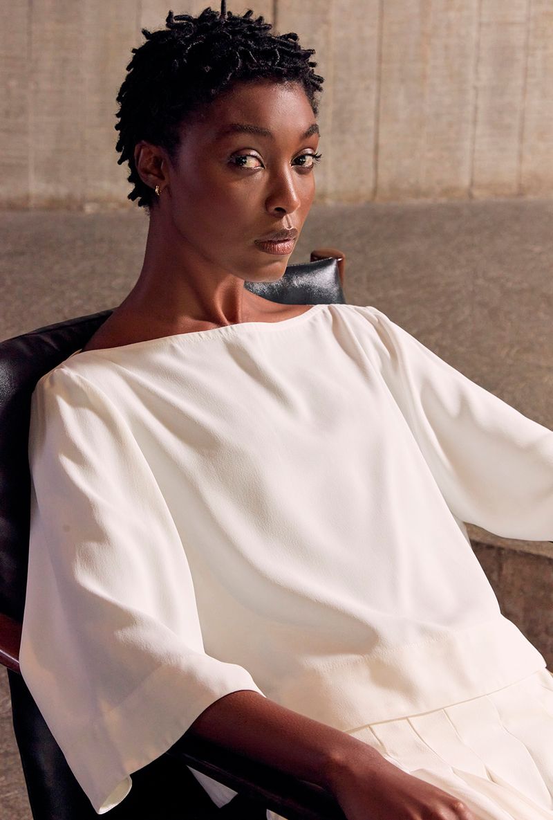 Blusa-Cals---off-white---sentada