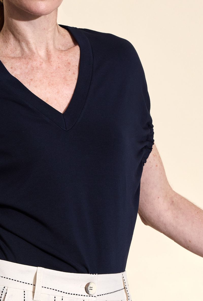 _t-shirt-Carmathia-marinho-detalhe