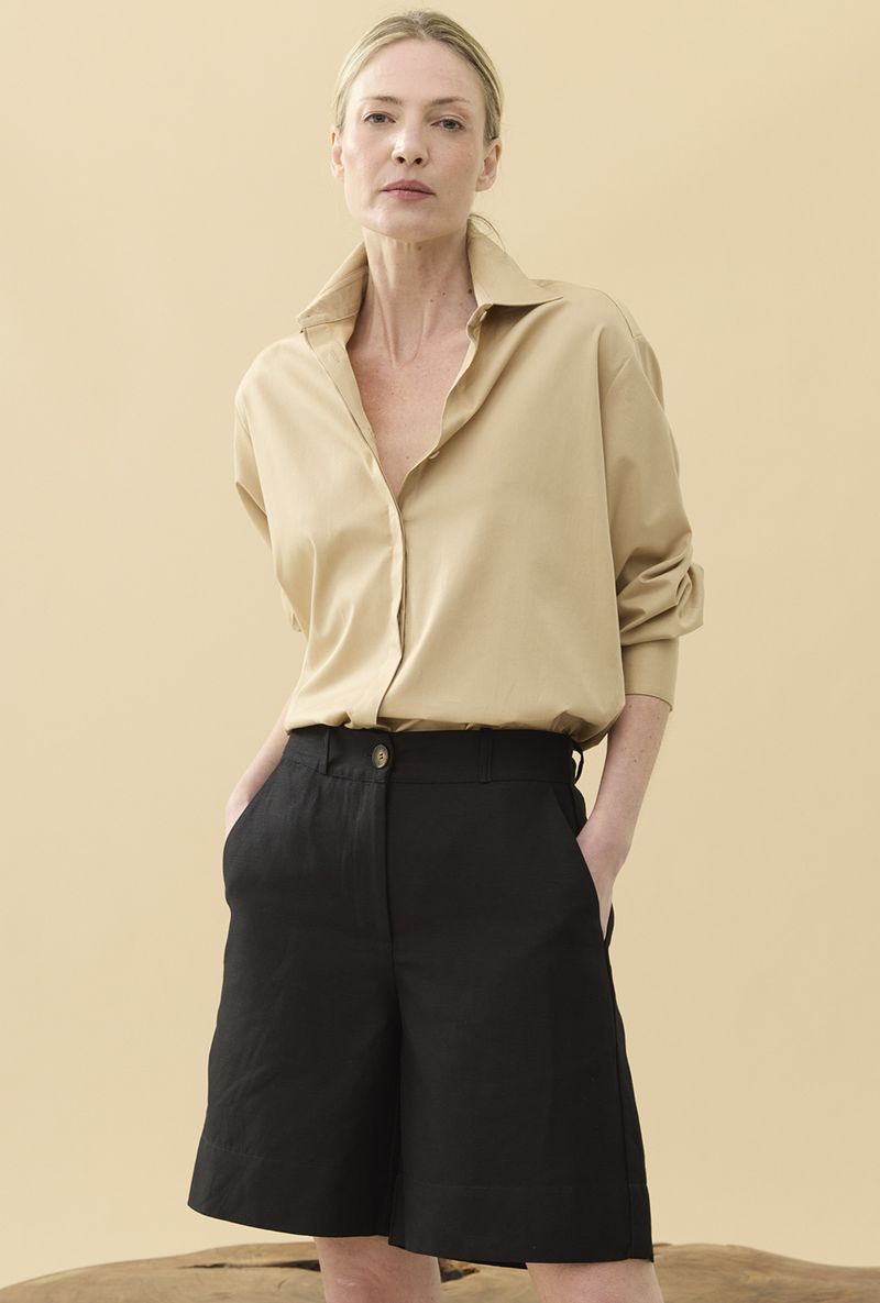 Camisa-Eliria--bege---camisa-pra-dentro.jpg