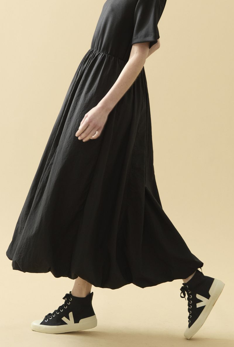 Vestido-Ellis---preto---movimento.jpg