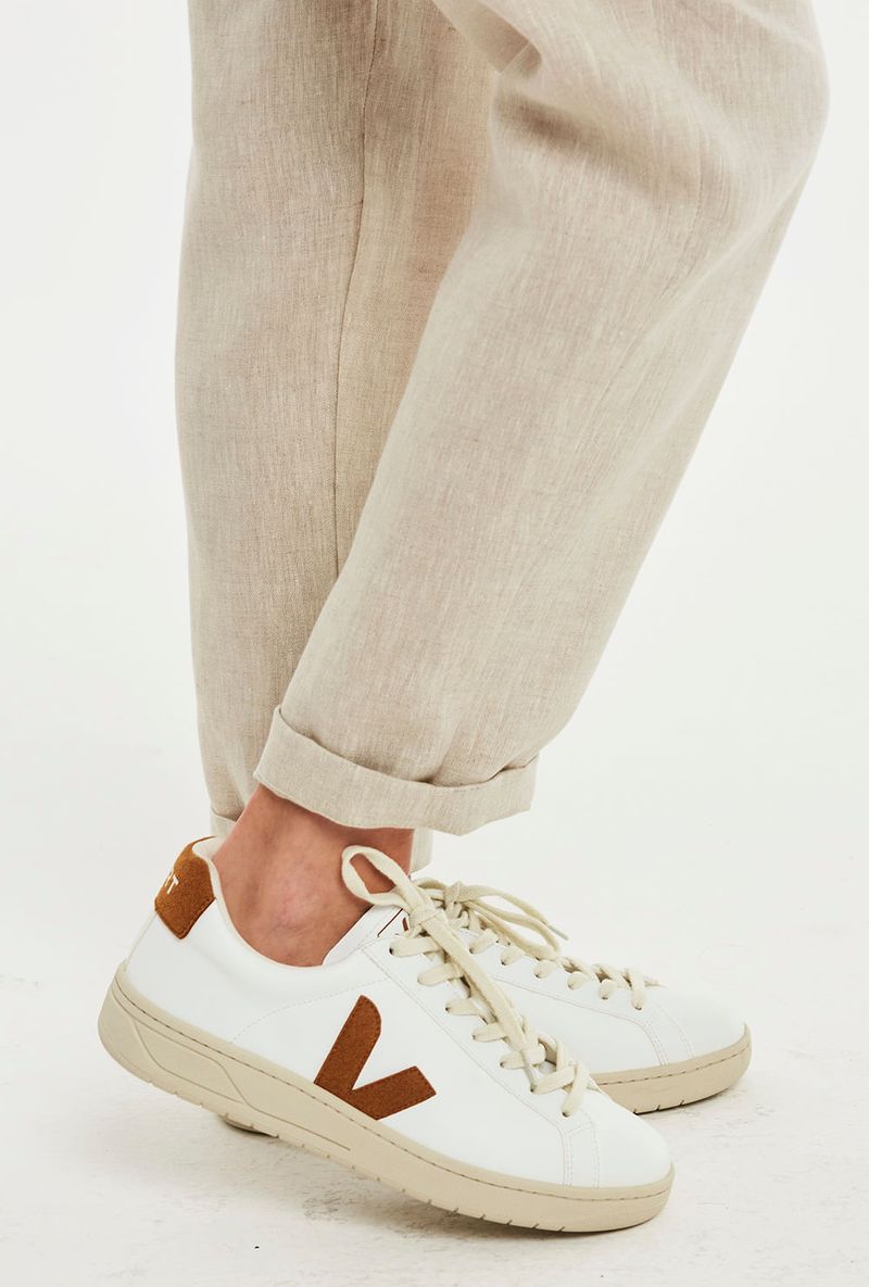 tenis-branco-lateral-com-detalhe-marrom