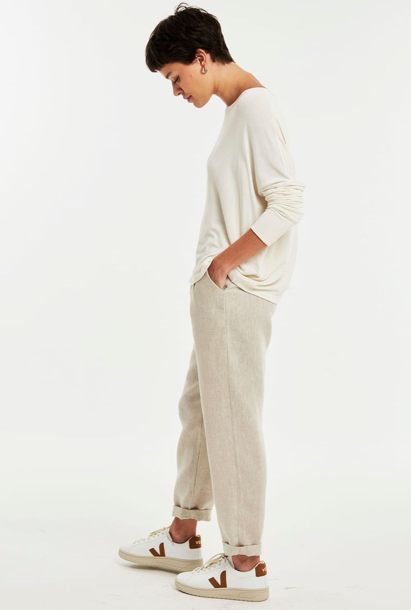 look-com-tenis-branco-e-marrom-casual