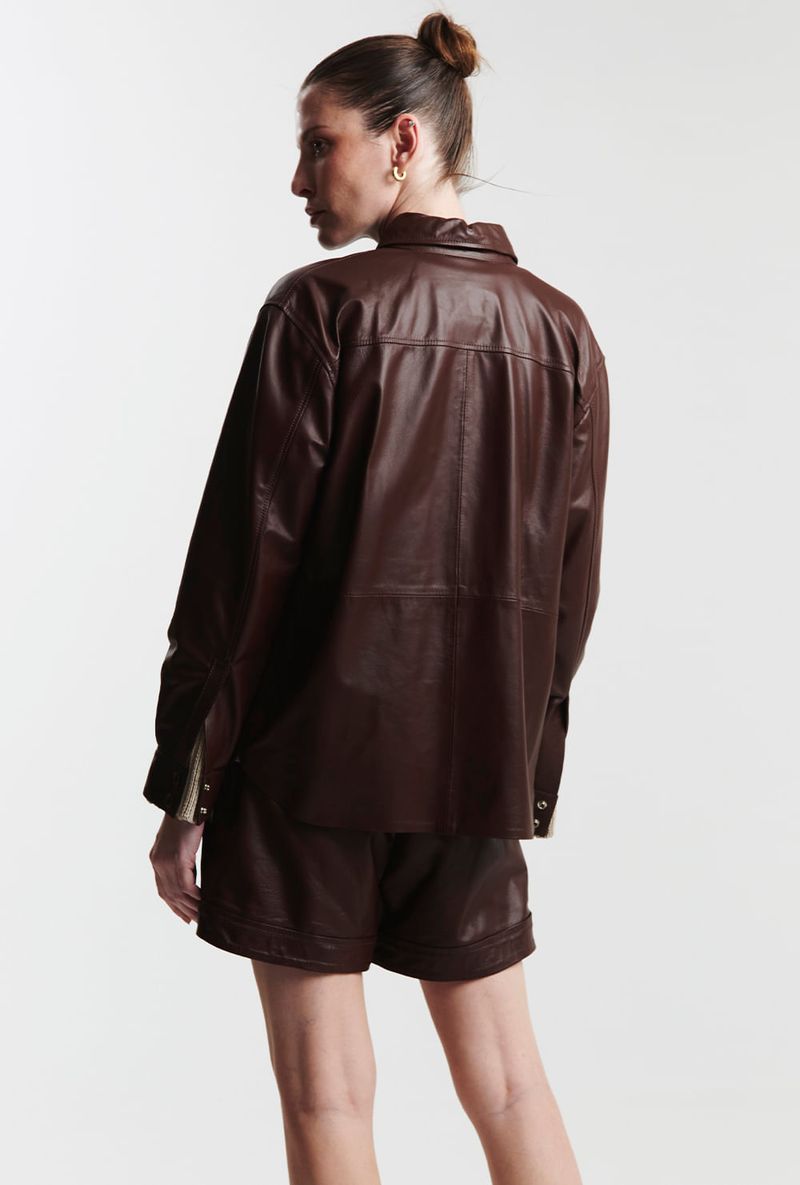 camisa-de-couro-marrom-costas