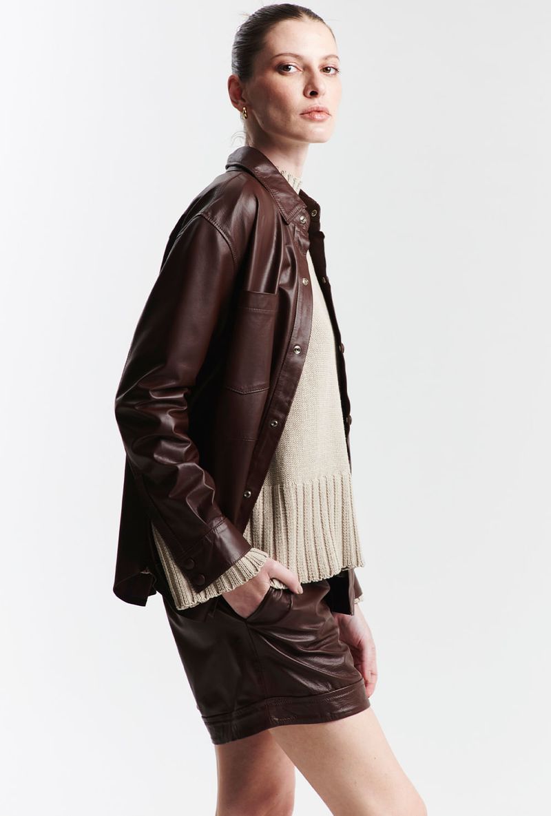 camisa-de-couro-marrom-lateral
