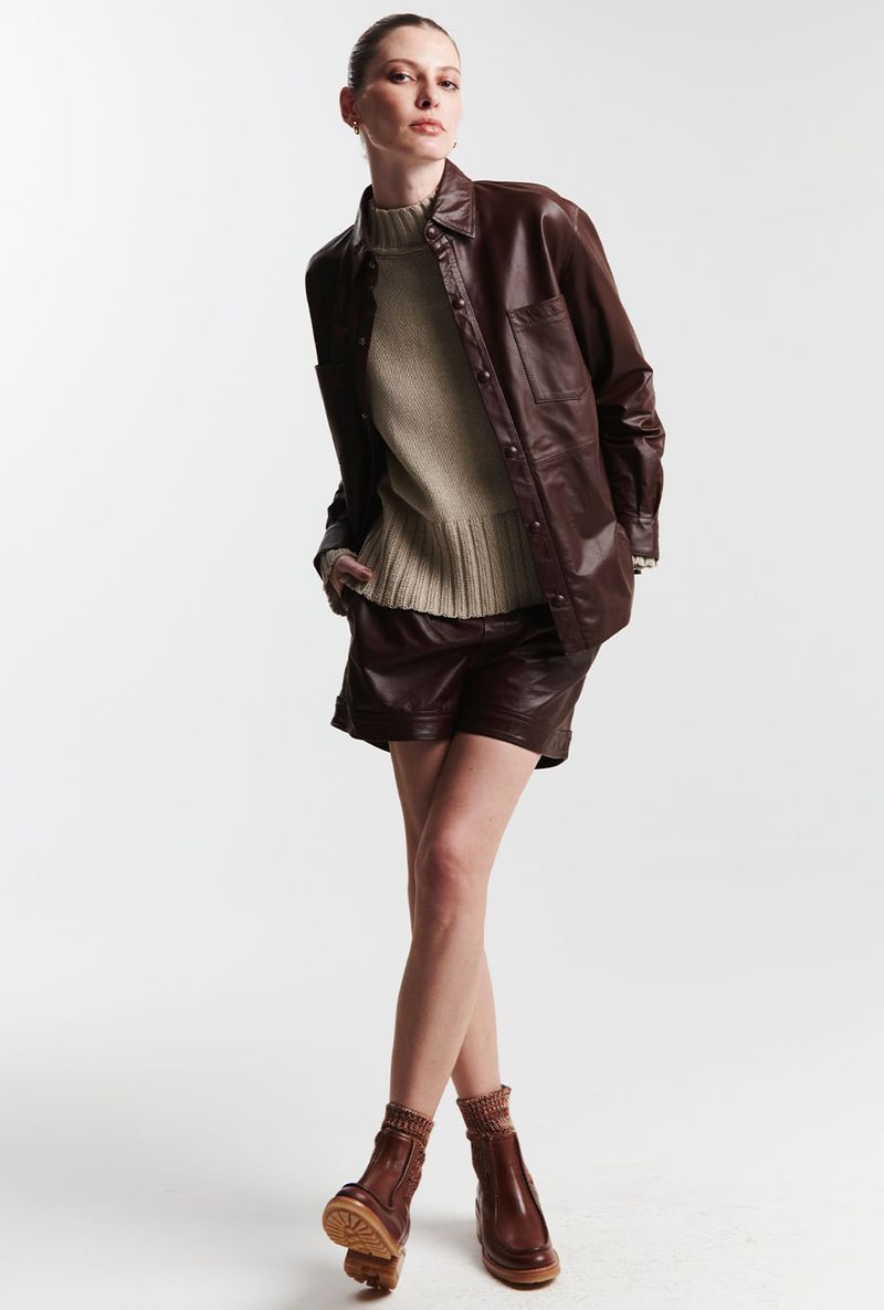 camisa-de-couro-marrom-look