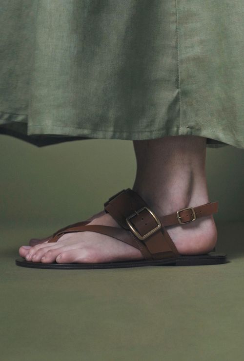 Sandália Genebra em Couro com Fivela Havana