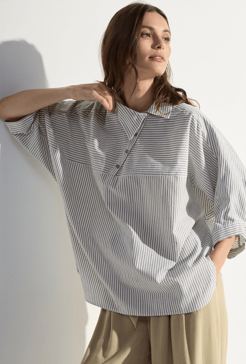 Blusa Hoste Oversized Com Detalhe Diagonal Listra Verde