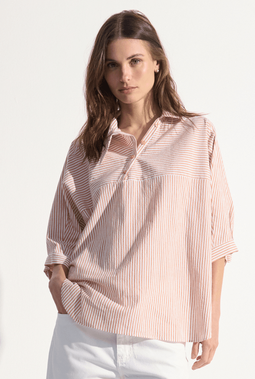 Blusa Hoste Oversized Com Detalhe Diagonal Listra Caramelo