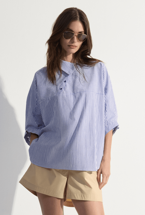 Blusa Hoste Oversized Com Detalhe Diagonal Listra Azul