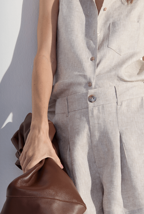 Shorts New Cheong em Linho Com Prega Frontal Bege Sisal