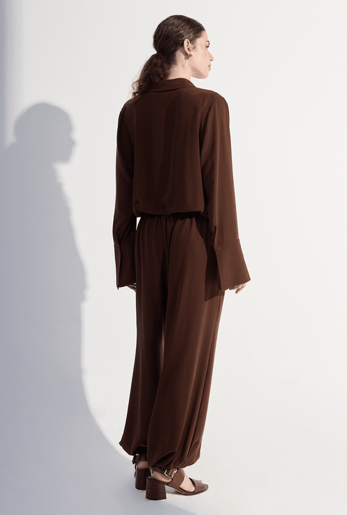 Blusa Glasgow em Seda Transpassada Manga Longa Marrom