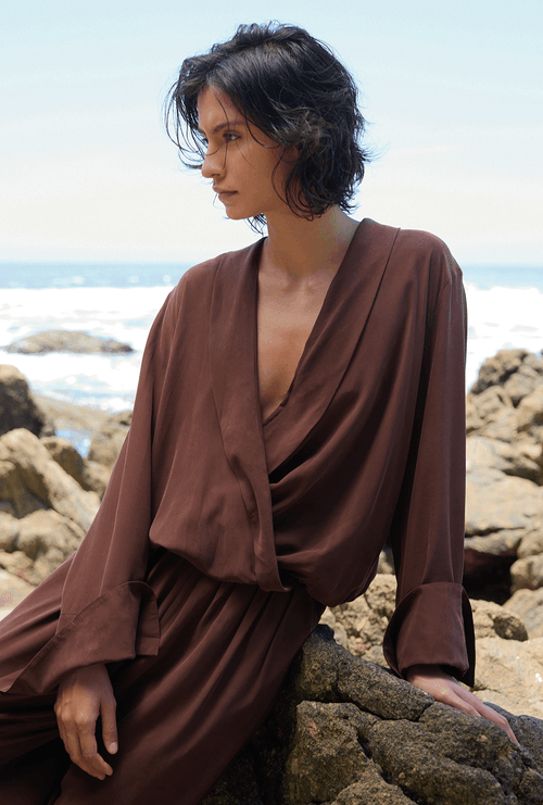 Blusa Glasgow em Seda Transpassada Manga Longa Marrom