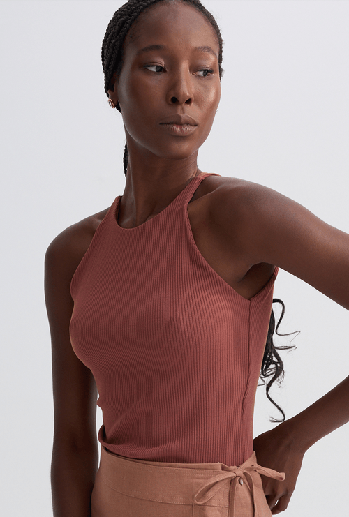 Regata Cassena Decote Nadador Marrom