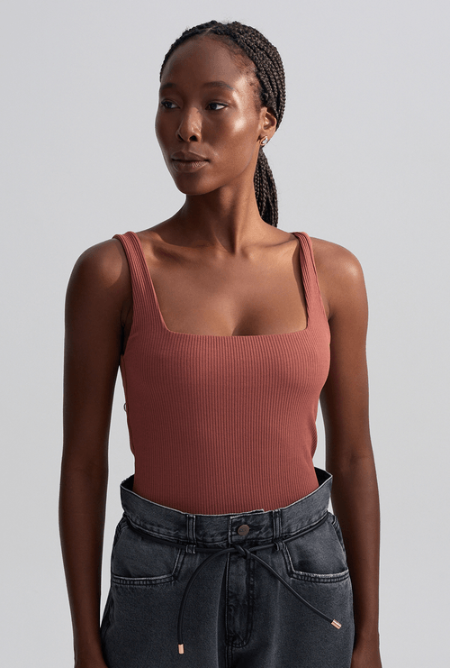 Regata Xanthi Canelada Decote Quadrado Marrom