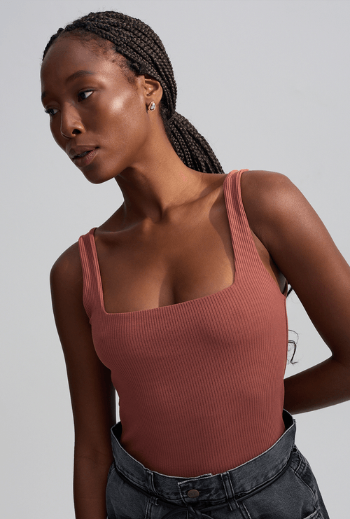 Regata Xanthi Canelada Decote Quadrado Marrom