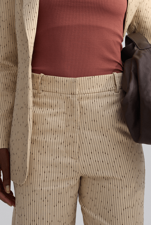 Calça Reta Alfaiataria Lisboa Listra Marrom