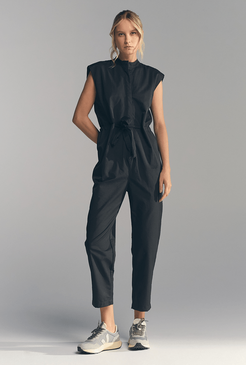 Macacão Fiji Cintura Ajustável Gola Padre Preto