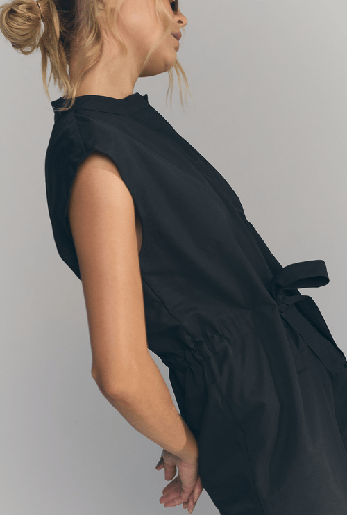 Macacão Fiji Cintura Ajustável Gola Padre Preto