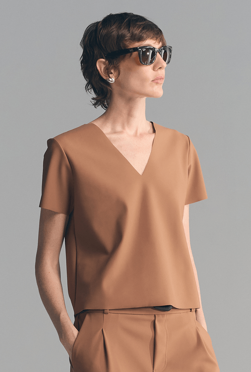 Blusa Adão Gola V Caramelo