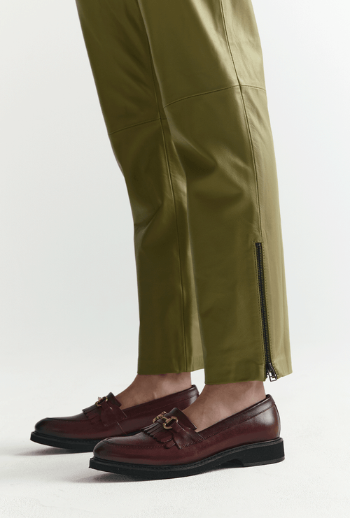 Calça Kao em Couro Reta Cós Elástico Verde Pistache
