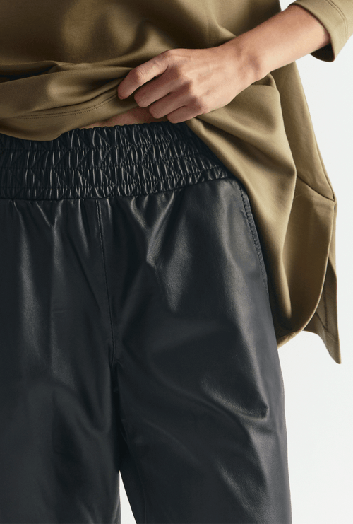 Calça Kao em Couro Reta Cós Elástico Preto