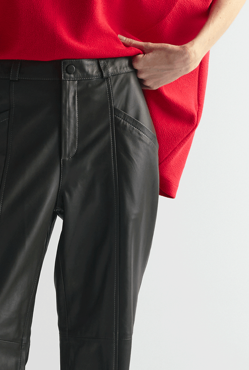Calça Reta Kamone em Couro Fendi