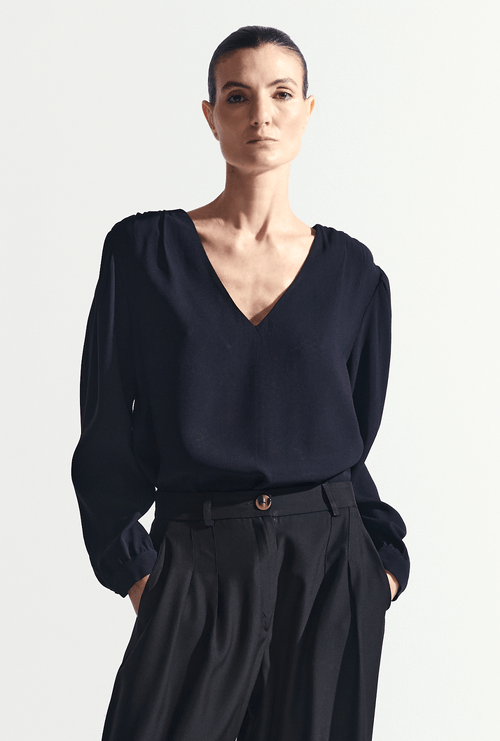Blusa Kinu em Crepe Patou Gola V Preto