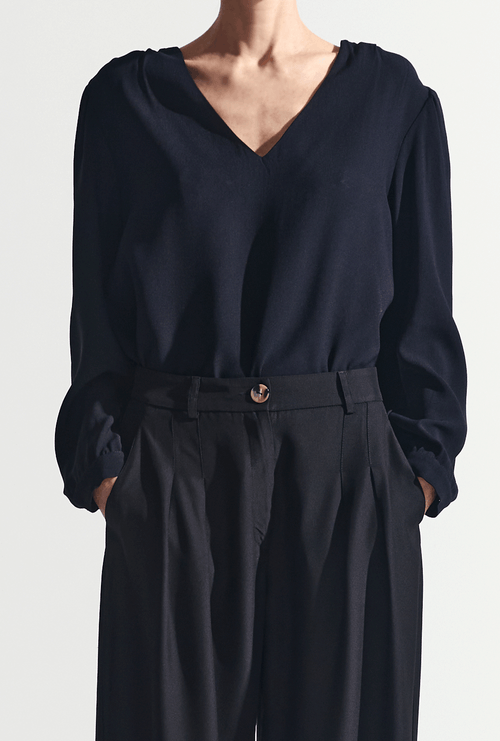 Blusa Kinu em Crepe Patou Gola V Preto