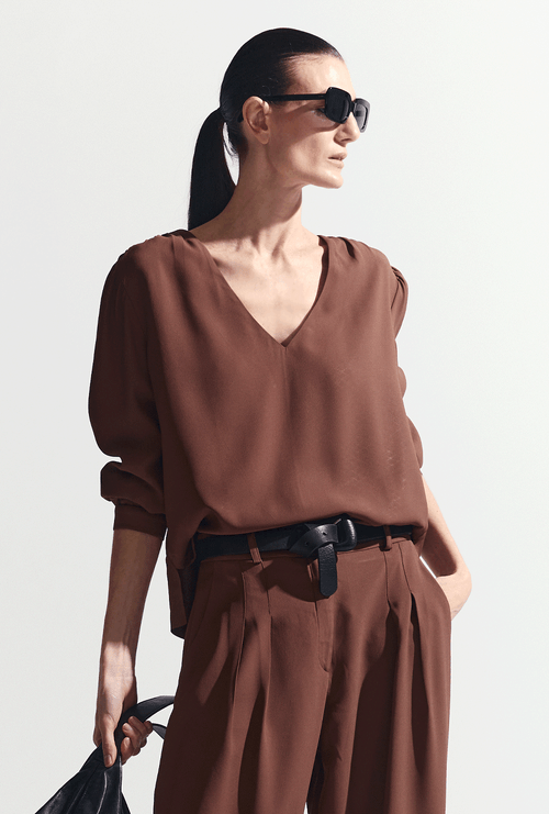 Blusa Kinu em Crepe Patou Gola V Marrom