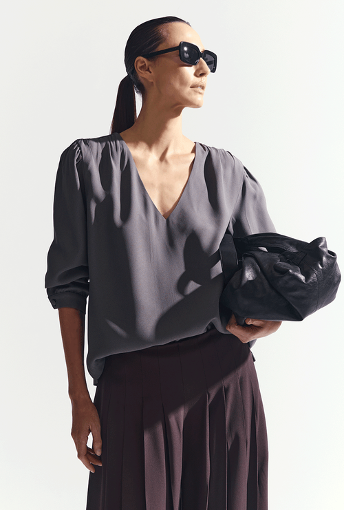 Blusa Kinu em Crepe Patou Gola V Cinza