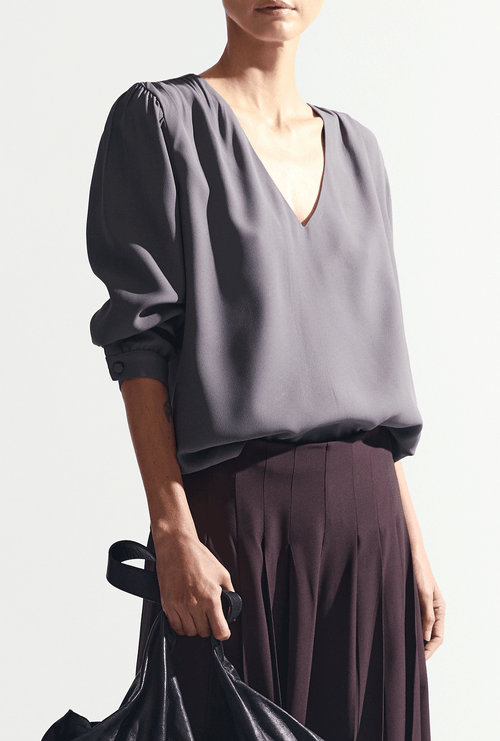 Blusa Kinu em Crepe Patou Gola V Cinza