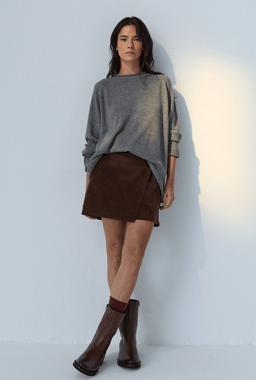 Saia Curta Martinica em Couro Chamois Marrom