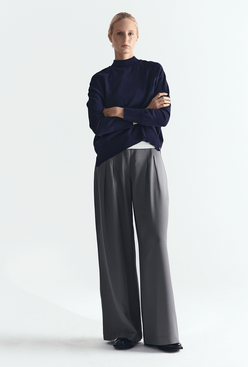 Calça Pantalona Com Pregas Crepe Patou Kashiro Cinza