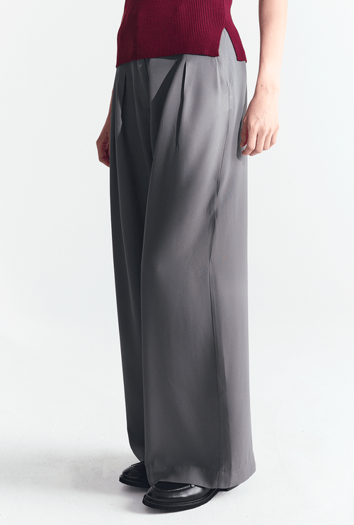 Calça Pantalona Com Pregas Crepe Patou Kashiro Cinza