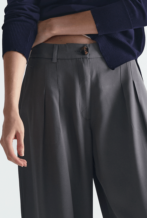 Calça Pantalona Com Pregas Crepe Patou Kashiro Cinza