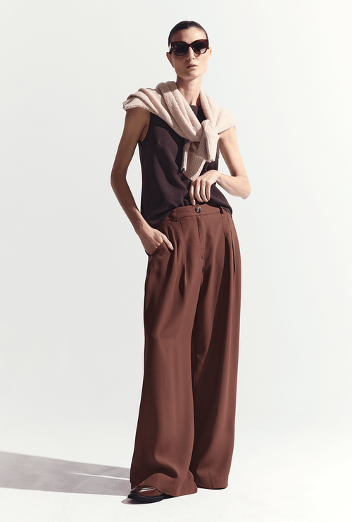 Calça Pantalona Com Pregas Crepe Patou Kashiro Marrom Cafe